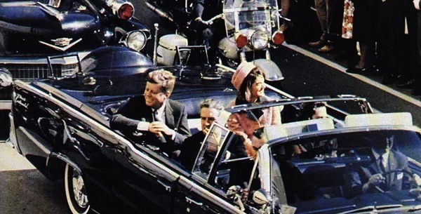 Джон Кенэдзі з жонкай Жаклін, Далас, 22.11.1963. За імгненні да стрэлу.