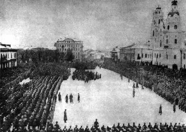 Parad niamieckich vojskaŭ 4 krasavika 1918 h. u Minsku (sprava — kaścioł Najśviaciejšaj Panny Maryi, u centry — hatel «Jeŭropa»).