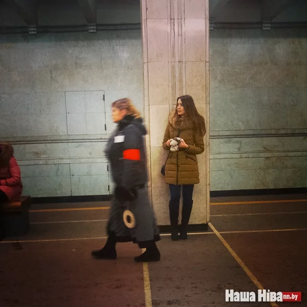 В минском метро появилась новая профессия — показывать черный кружочек машинистам.