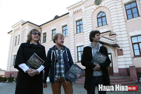 У якасці «зацікаўленых асоб» праходзяць фатографы Юлія Дарашкевіч, Аляксандр Васюковіч і Вадзім Заміроўскі.