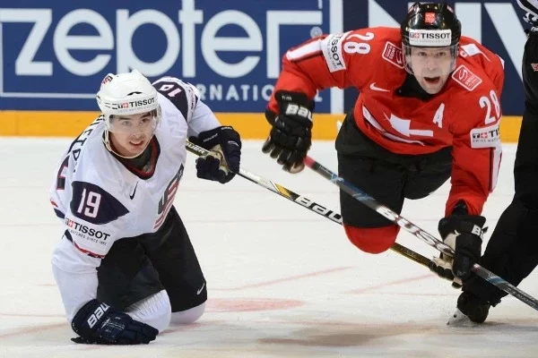 На чемпионате мира по хоккею Тим Стэплтон (слева) забросил две шайбы и отдал четыре голевые передачи.
