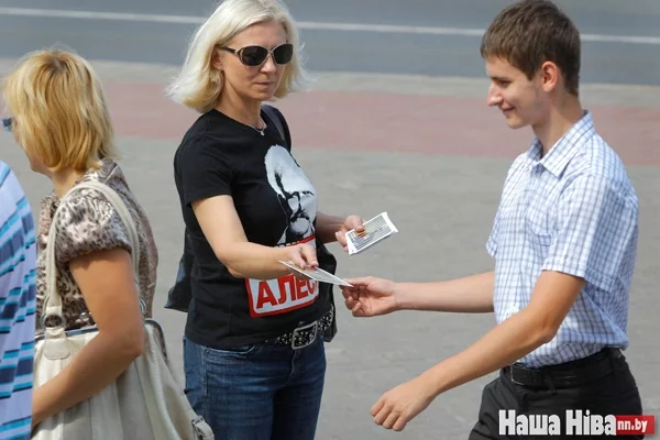 Таццяна Равяка раздавала паштоўкі з выявай А. Бяляцкага © Фота Сяргея Зініна.