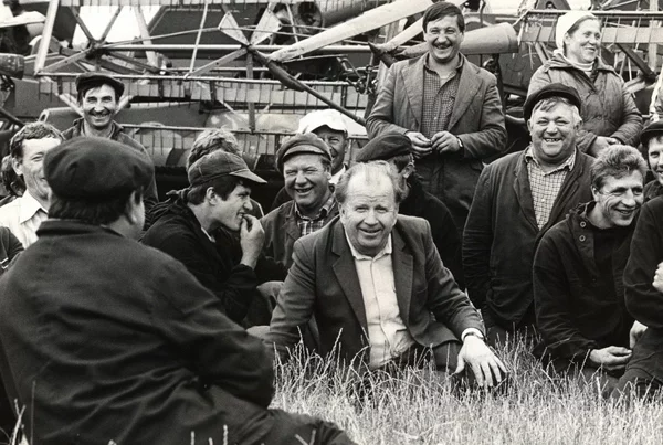 Уладзімір Бядуляў (у цэнтры) сярод механізатараў калгаса «Советская Белоруссия». Фота Эдуарда Кабяка.