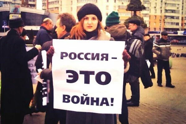 Фото с акции у посольства нет, так как журналистов задерживали еще на подходах к посольству. На фото: другая акция, пикет протеста, организованный Объединенной гражданской партией возле Комаровки в Минске, 2 марта.