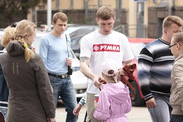 Siabry arhanizacyi Rumoł razdajuć na vulicach Minska hieorhijeŭskija stužki