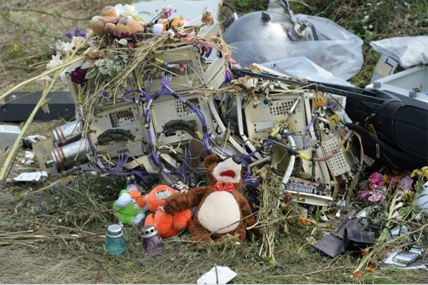 Дзіцячыя цацкі на месцы катастрофы «Боінга», фота Reuters.com
