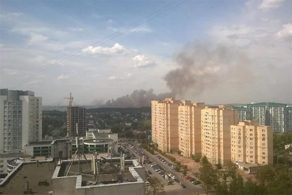 Дым бачны над вуліцай Багдановіча, twitter.com/tutby