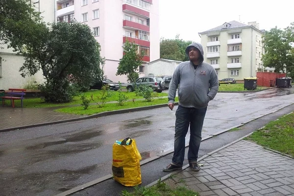 Павел выйшаў сёння сам чакаць міліцыю, фота Аляксандры Дынько