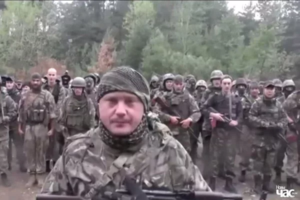 Командир пять батальона Добровольческой украинскому корпуса ПС «Черный» со своими подчиненными.