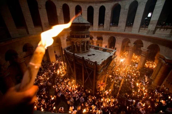 Сошествие Благодатного огня в храме Гроба Господня в Иерусалиме; фото pravmir.ru