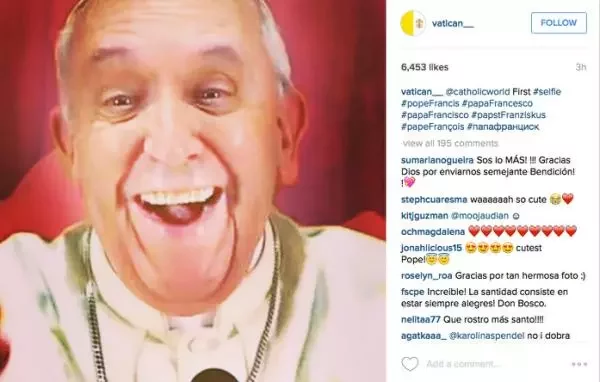 Папа Францішак робіць сэлфі для Instagram