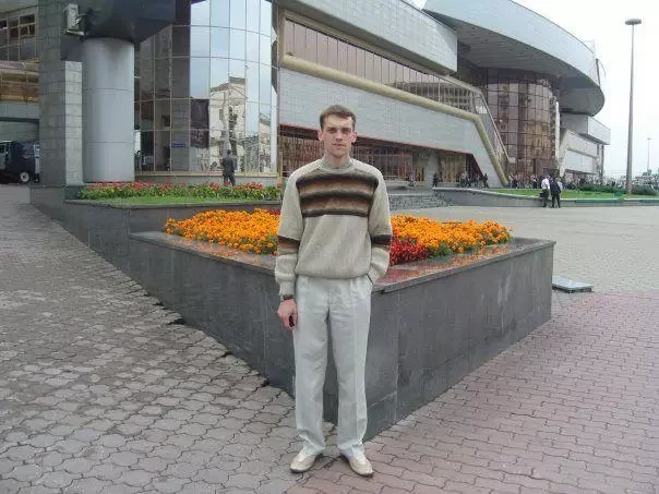 Алег Манкус, фота з уласнага архіва за 2010 год побач з дзяжурнай часткай. 