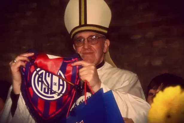 Хорхе Марио Бергольо с эмблемой любимого футбольного клуба.