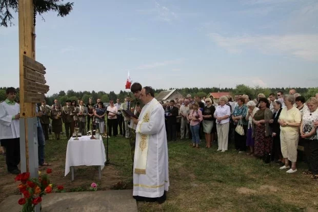 На открытии креста памяти антисоветских партизан в деревне Рачковщина под Щучином. Фото «Глос знад Немна».