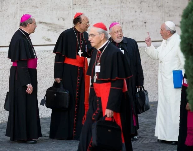 Papa Francysk ŭ supravadžeńni jepiskapaŭ. Fota AP / Alessandra Tarantino