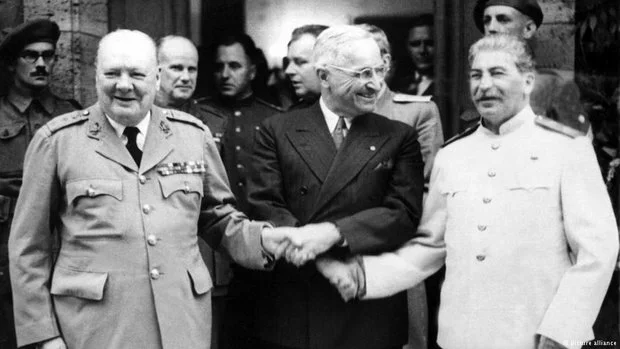 Британский премьер Уинстон Черчилль, президент США Гарри Трумэн и Иосиф Сталин в Потсдаме.