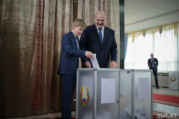 Александр и Николай Лукашенко на участке для голосования. Минск, 11 октября 2015 года. Фото: Дмитрий Брушко, Tut.by