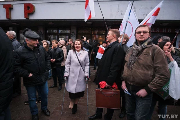 Hanna Kanapackaja sa złamanaj nahoj na Maršy niedarmajedaŭ u Minsku 15 sakavika. Fota Dźmitryja Bruško.