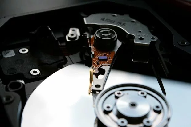 Существующие жесткие диски используют магниты размером около 1 миллиона атомов для хранения одного бита данных. Фото: Pixabay
