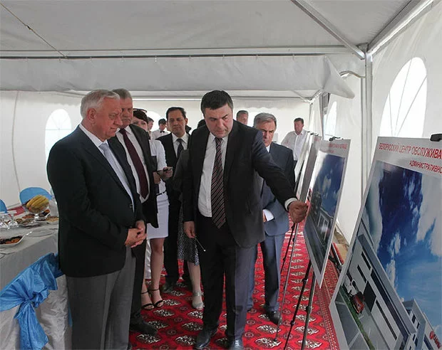 Алексеев показывает Мясниковичу проект будущего сервисного центра