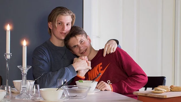 Когда эта фотография двух парней вышла в лидеры конкурса на лучшую обложку российского каталога компании IKEA, организаторы удалили ее из списка. Иллюстративное фото.