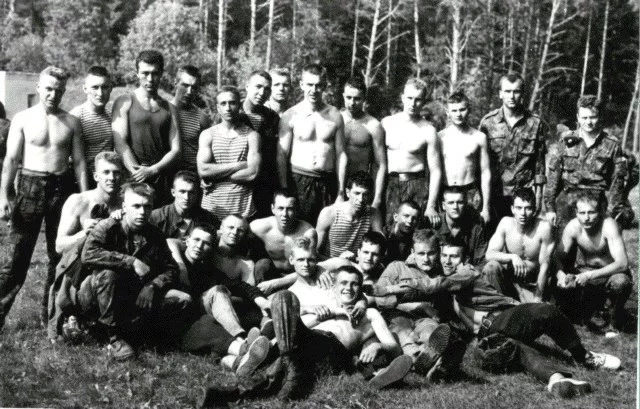 Помогите идентифицировать Караева на групповом фото.