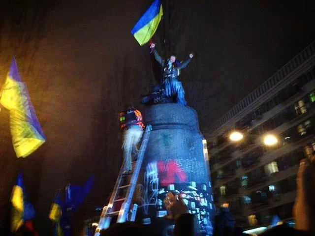 В Киеве неизвестные опрокинули и разбили на части памятник Ленину. Фото Дарьи Катковской..