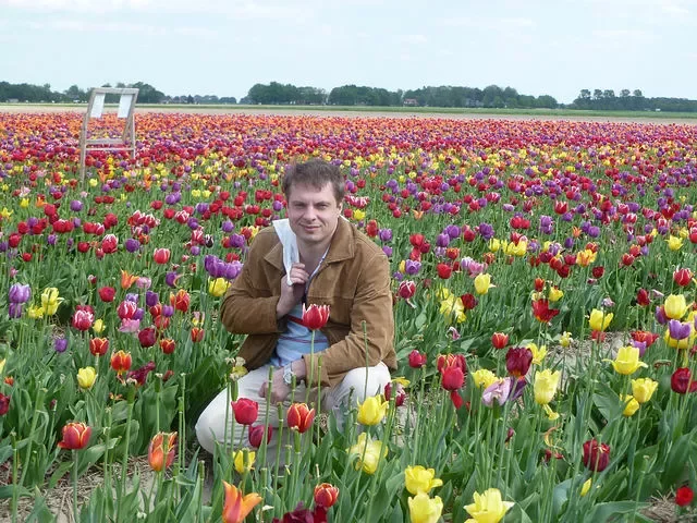Андрей Лученок среди голландских тюльпанов. Фото из ok.ru.