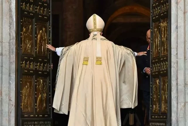 Papa Francišak adčyniaje Śviatuju bramu baziliki Śviatoha Piatra ŭ Vatykanie. Fota AFP