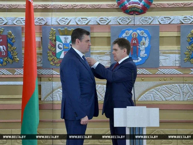 На снимке: Чрезвычайный и Полномочный Посол Беларуси в России Игорь Петришенко вручает награду Леониду Слуцкому. 