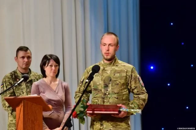 Белорус «Ганс» во время вручения награды.