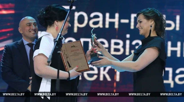 Гран-при вручает пресс-секретарь Лукашенко Наталья Эйсмонт