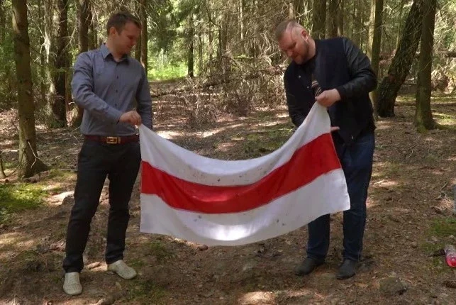 Азаренок и Лазуткин жгут в лесу национальный флаг. Фото: Скрин видео СТВ