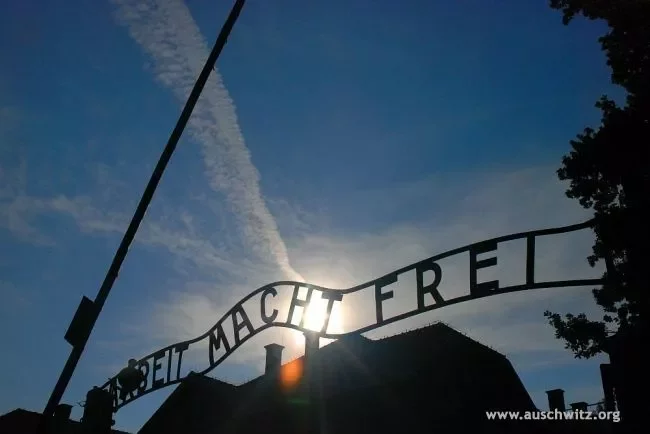 Печально известные ворота лагеря Аушвиц-Биркенау «Работа делает свободным».