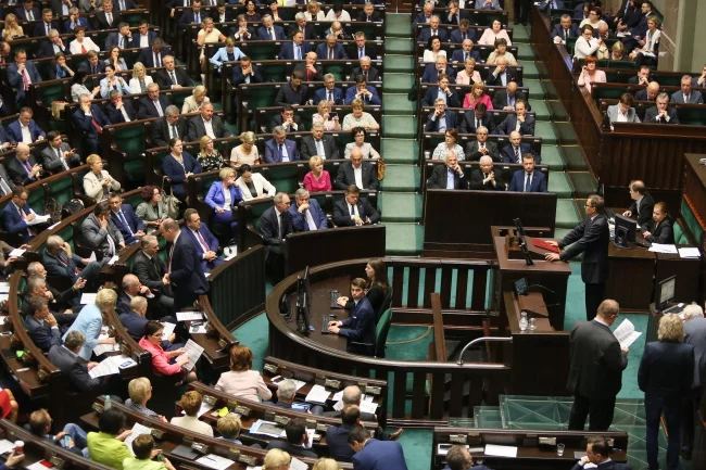 432 дэпутаты прагаласавалі за, 10 дэпутатаў устрымаліся. Фота: PAP/Tomasz Gzell