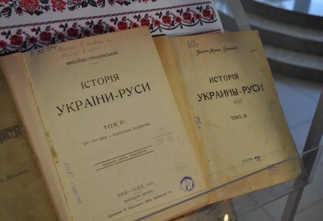 Nacyjanalnaja biblijateka Biełarusi padrychtavała vystavu knih da 150-hodździa Michajły Hrušeŭskaha. Fota pres-słužby Sajuza biełaruskich piśmieńnikaŭ.