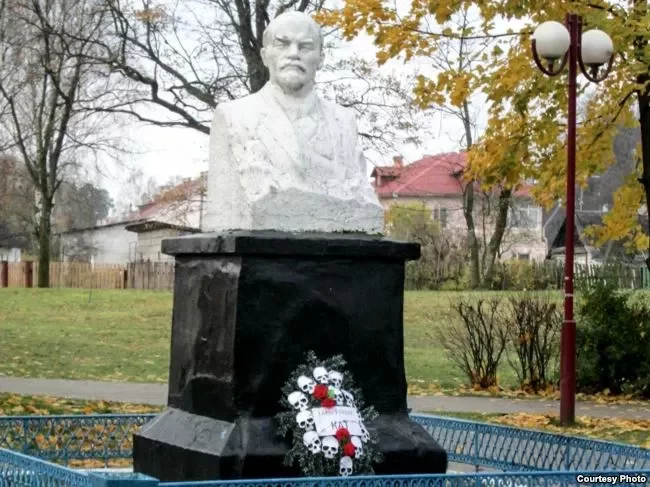 Такі вянок каля помніка Леніну ў Бярозаўцы не праляжаў і паўгадзіны