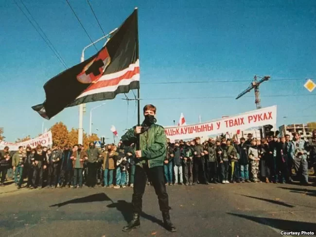 «Марш свабоды». На чале шэсьця кіраўнік койданаўскай арганізацыі «МФ» Павал Юхневіч. 1999 год
