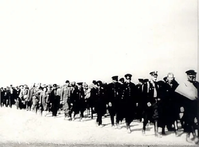 Сотрудники польской полиции и гражданские лица под конвоем красноармейцев в сентябре 1939 года. Фото неизвестного корреспондента ТАСС, commons.wikimedia.org