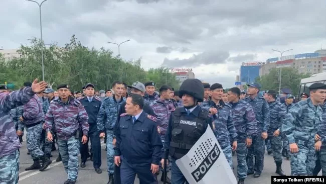 Полицейские идут в сторону собравшихся на протест. Нур-Султан, 9 июня 2019 года. Фото: «Радио Азаттык»