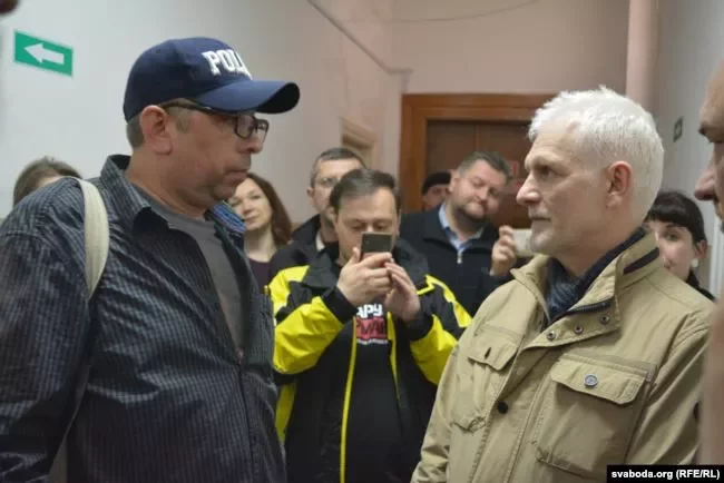 Алесь Беляцкий (справа) приехал в Брест на уголовный процесс блогера Сергея Петрухина (слева).