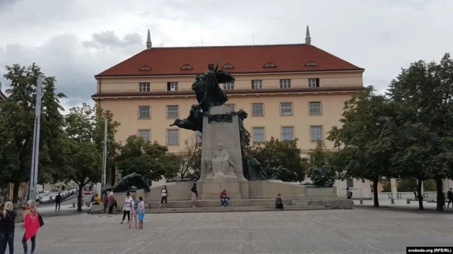 Памятник Франтишку Палацкому на площади Палацкого в Праге.
