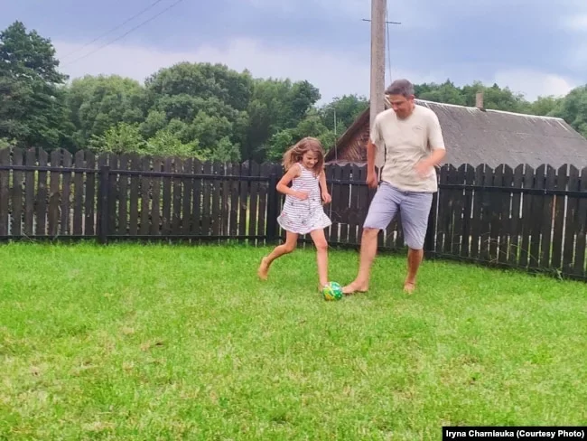 Павел гуляе з дачкой Нінкай у мяч, 2020 год, архіўнае фота