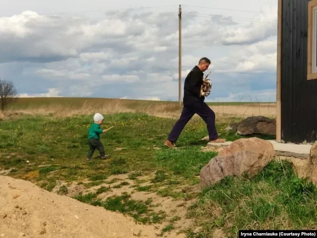 Павел разам з сынам Юркам гаспадараць у вясковай хаце, 2020 год, архіўнае фота