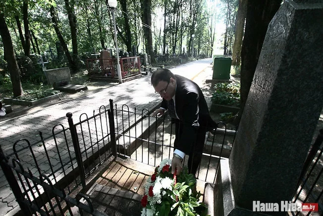 Бывший временный поверенный Итон Голдрич возлагает цветы на могилу Рут Уоллер на Военном кладбище, фото Сергея Гудилина