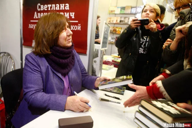 Накануне, 11 февраля, Светлана Алексиевич раздавала автографы на Минской книжной выставке-ярмарке. Фото Ирины Ареховской.