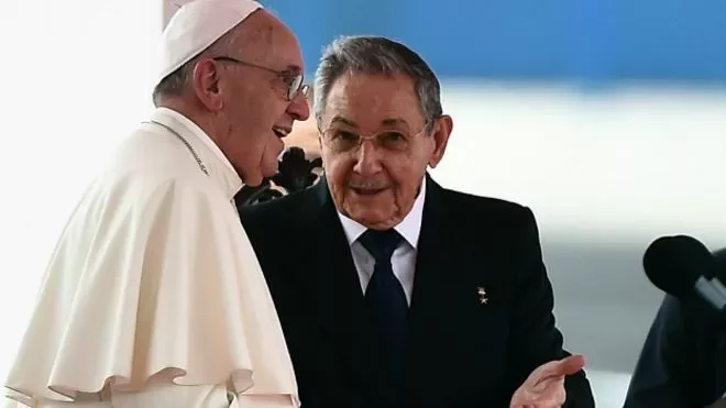 Papa Francišak i Raul Kastra, fota AFP