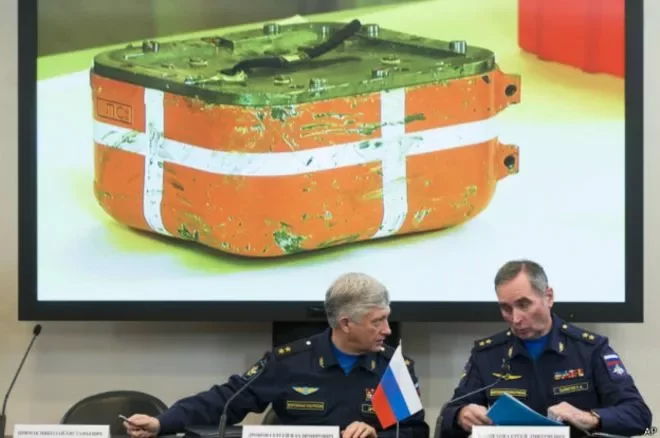 Генералы Сяргей Дронаў (злева) і Сяргей Байнэтаў выступілі на прэс-канферэнцыі ў Маскве 18 снежня; на экране — выява «чорнай скрыні» збітага «Су-24». Фота АР