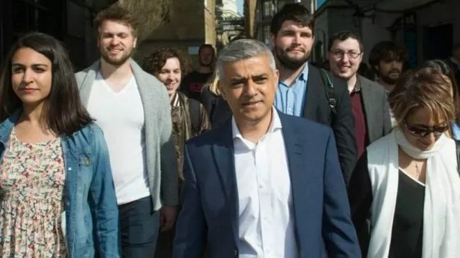 Садик Хан со своими сторонниками на выборах мэра Лондона. Фото PA