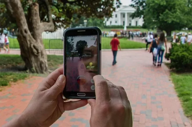 В Pokemon Go играют даже возле Белого дома. Фото AFP.